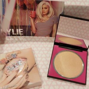 Champagne showers pressed highlighter